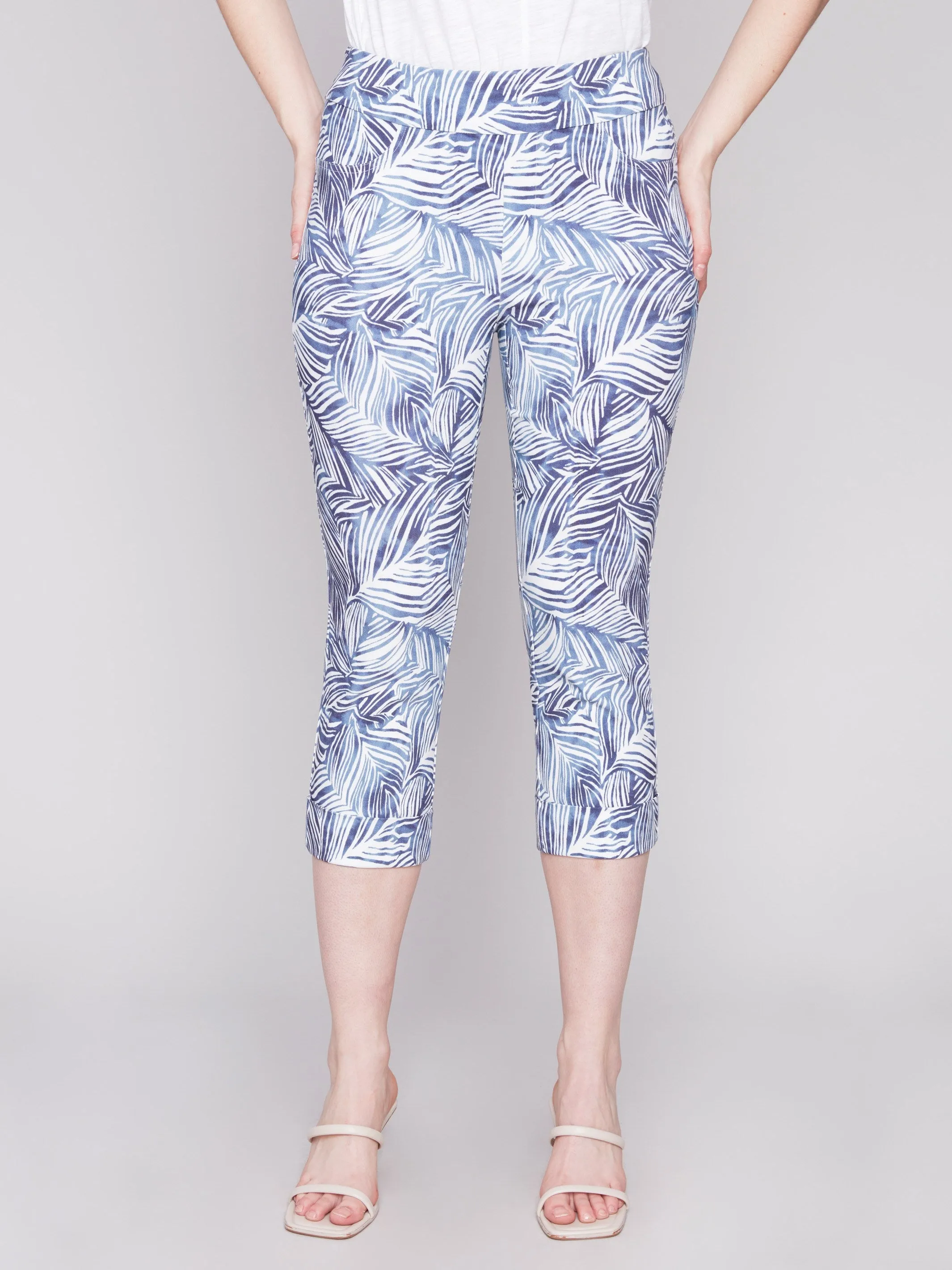 Printed Stretch Pull-On Capri Pants - Leaves